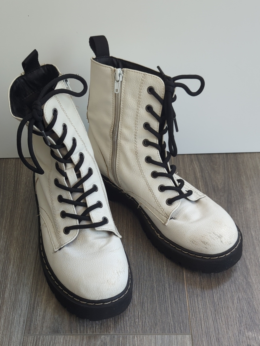 Sincerely Jules Harley Women's White Laced Boots Size 8